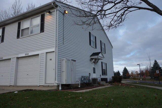 300 Meadow Ct in Vernon Hills, IL - Building Photo
