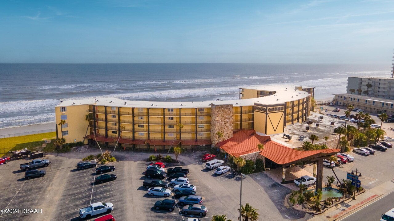 2301 S Atlantic Ave in Daytona Beach Shores, FL - Foto de edificio