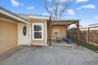 7454 Navidad Rd in Houston, TX - Foto de edificio - Building Photo