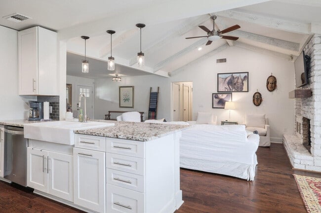 7107 Scenic Brook Dr in Austin, TX - Building Photo - Building Photo