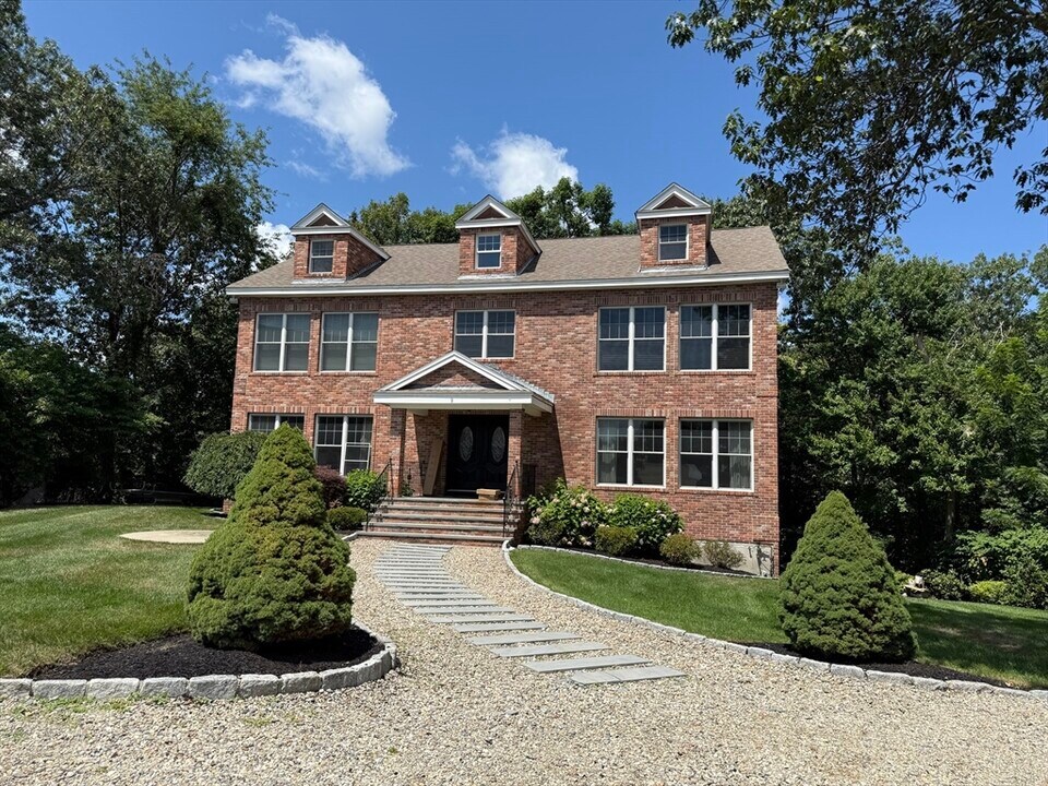 9 Bagnall Ave in Saugus, MA - Building Photo