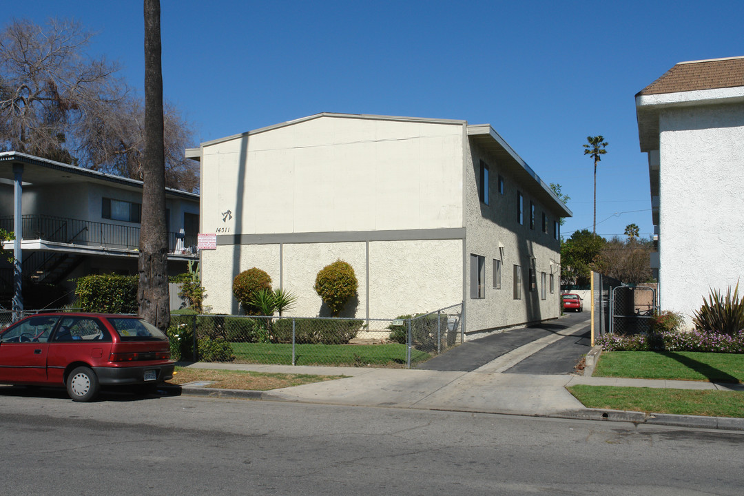 14311 Haynes St in Van Nuys, CA - Building Photo