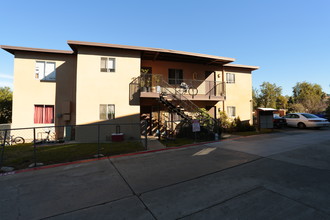 180 Las Flores Dr in San Marcos, CA - Building Photo - Building Photo