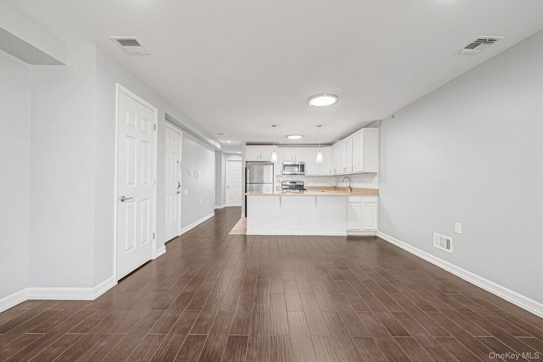 102-20 Rockaway Beach Blvd in Queens, NY - Foto de edificio