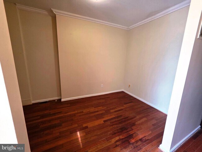 property at 2122 E Hoffman St