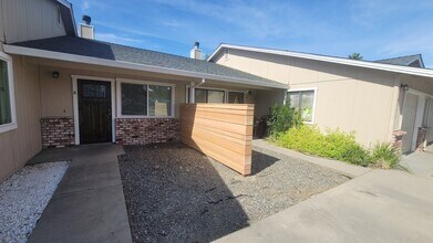 2530 Jason Ct, Unit B in Anderson, CA - Building Photo - Building Photo