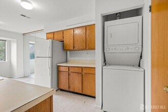 823 Edison Glen Terrace in Edison, NJ - Building Photo - Building Photo