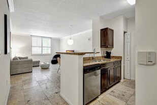 580 S Sapodilla Ave in West Palm Beach, FL - Building Photo