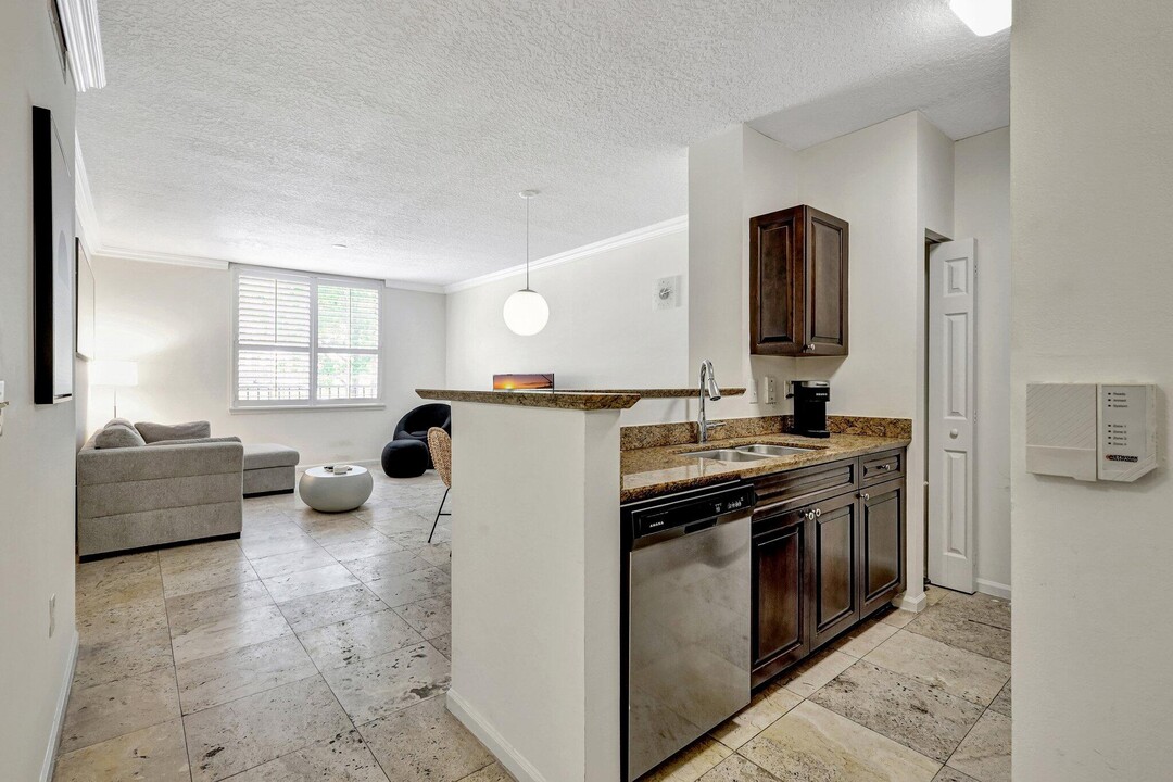 580 S Sapodilla Ave in West Palm Beach, FL - Building Photo