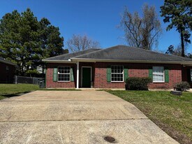 624 Vicki Dr in Huntsville, TX - Building Photo