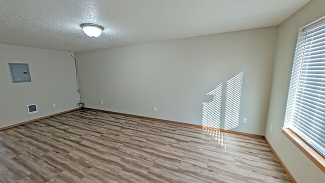 2825 Pacific Ave in Forest Grove, OR - Building Photo - Building Photo