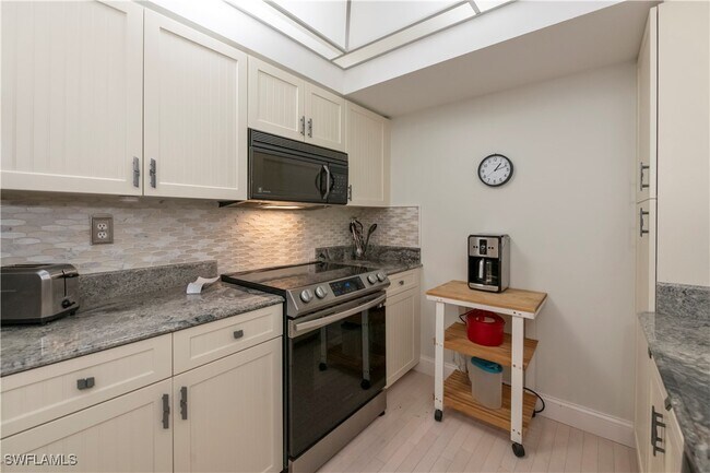 5809 Glencove Dr in Naples, FL - Building Photo - Building Photo