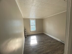 582 Sunbury St, Unit Apt 3 in Minersville, PA - Building Photo - Building Photo