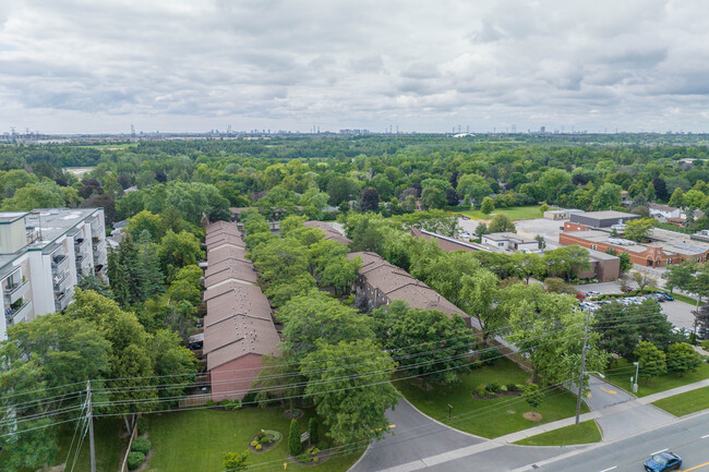 2 Thatcher's Mill Way in Markham, ON - Building Photo - Building Photo