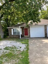 1702-1704 N Lewis Ave in Fayetteville, AR - Building Photo