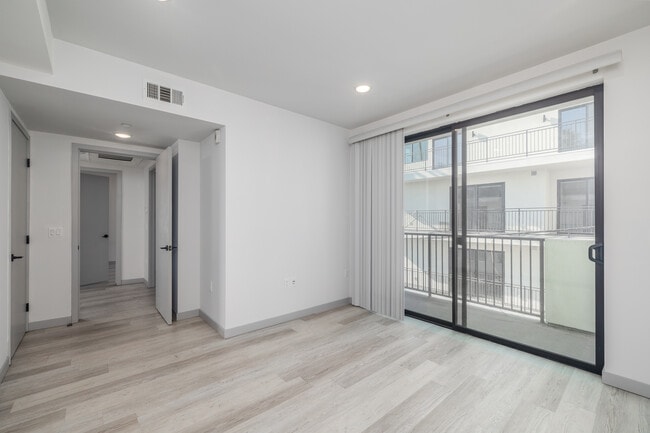 941 Fedora St in Los Angeles, CA - Building Photo - Interior Photo