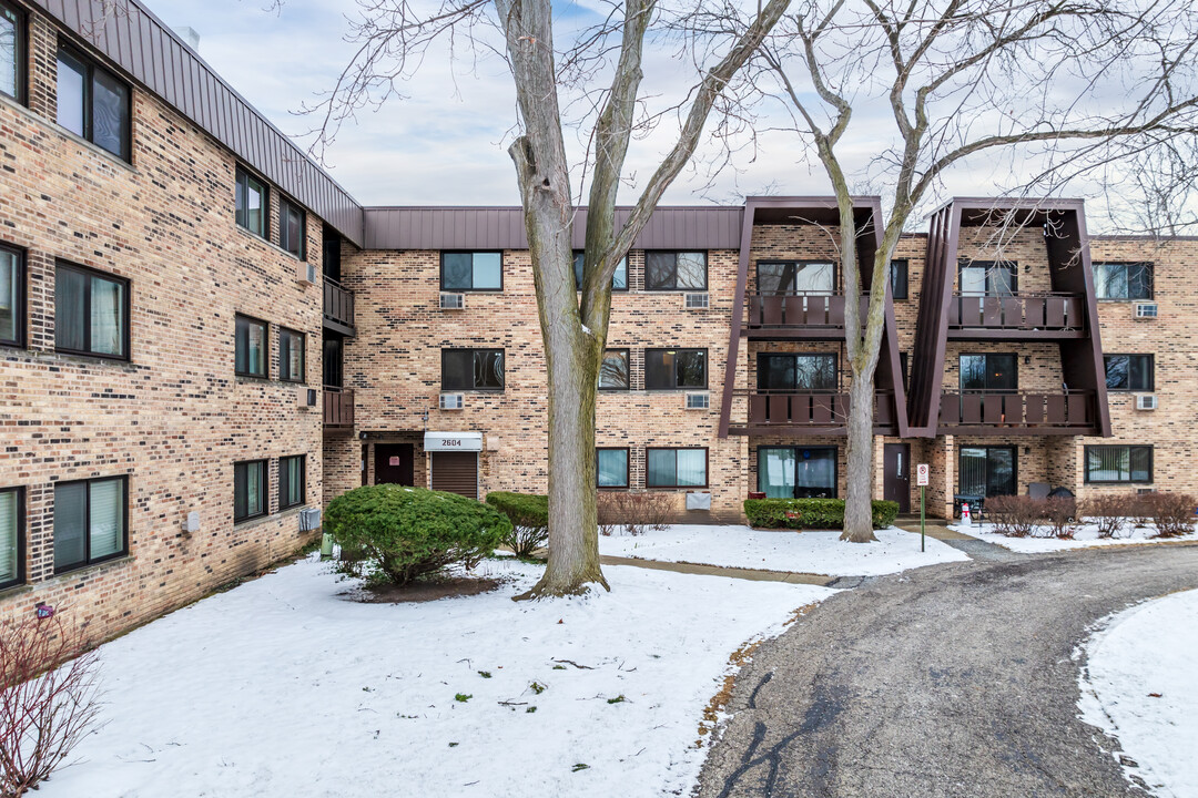 Windsor Wood Condominium in Arlington Heights, IL - Building Photo