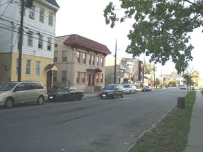 577 S 17th St in Newark, NJ - Building Photo - Building Photo