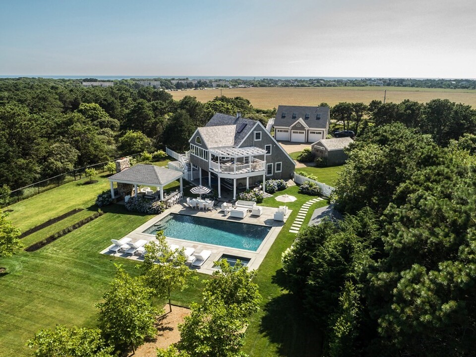 415 Katama Rd in Edgartown, MA - Foto de edificio