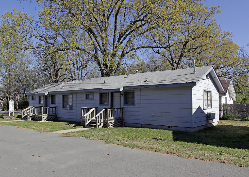 311 N Elm St in Jacksonville, AR - Foto de edificio