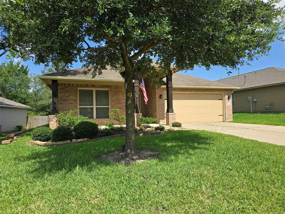 12525 Canyon Hill Drive in Willis, TX - Building Photo