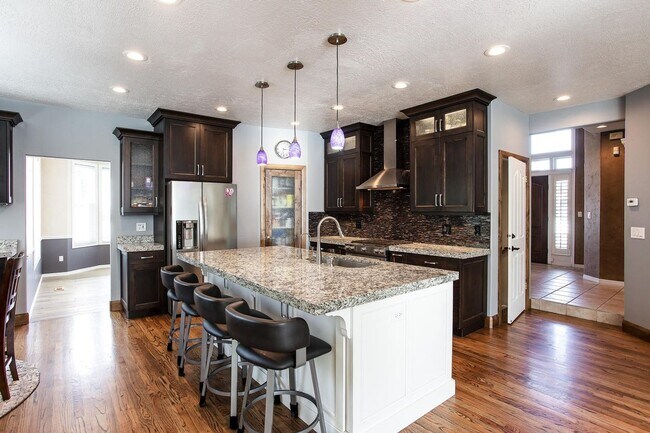 2818 E Falcon Wy in Sandy, UT - Building Photo - Building Photo
