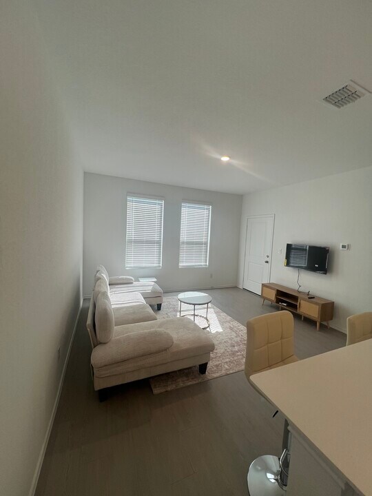 150 Outrigger Way, Unit Victory Suite in Kyle, TX - Foto de edificio