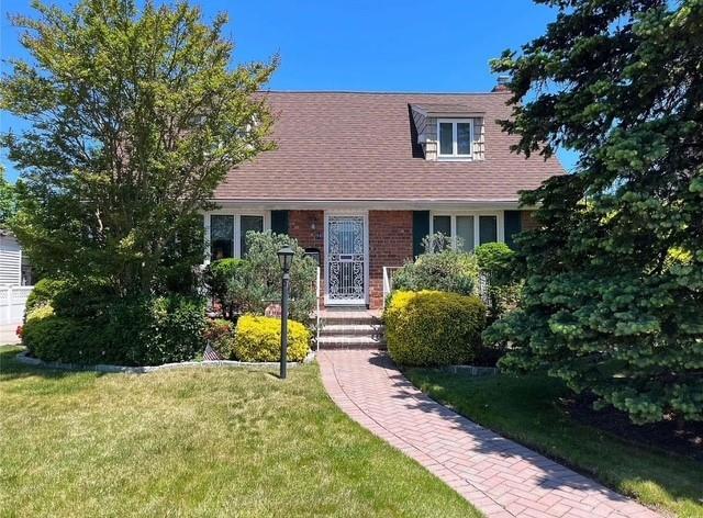 96 Carolyn Ave in Valley Stream, NY - Building Photo