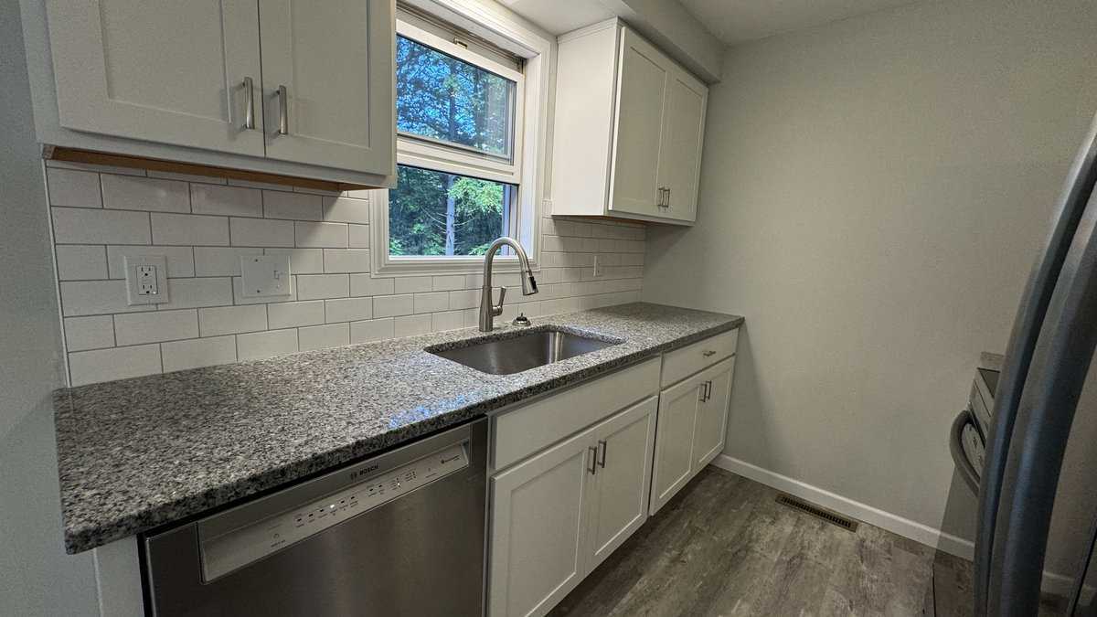 24 Petticoat Hill Rd in Williamsburg, MA - Building Photo