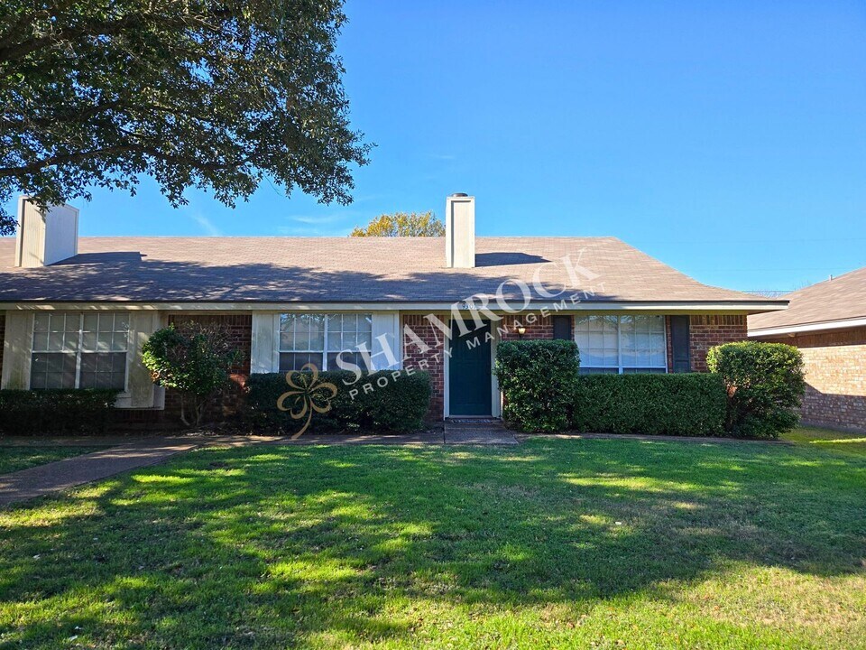 9301 Regal Dr in Waco, TX - Building Photo