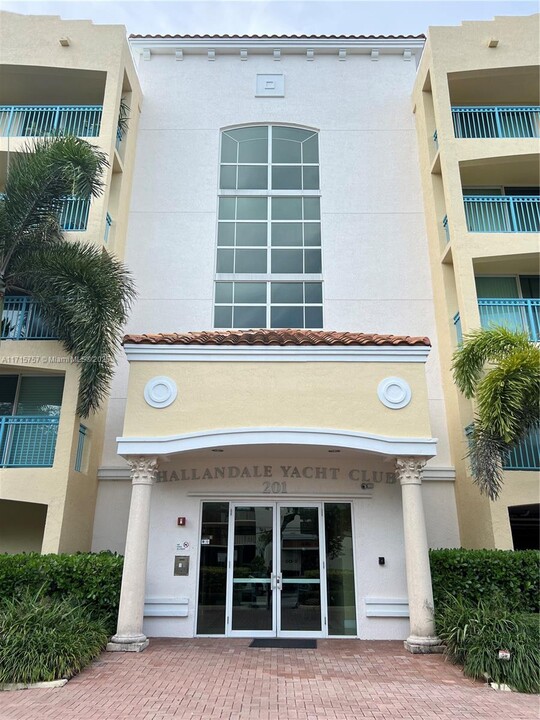 201 Golden Isles Dr in Hallandale Beach, FL - Building Photo