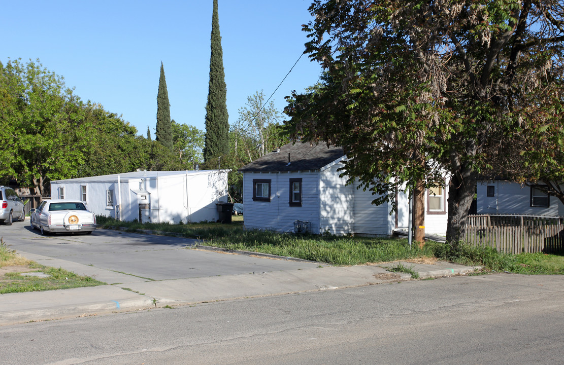 1099-1133 Kenwood Ave in Turlock, CA - Building Photo