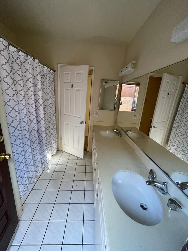10041 Variel Ave, Unit Room own entry Bathroom in Chatsworth, CA - Building Photo - Building Photo
