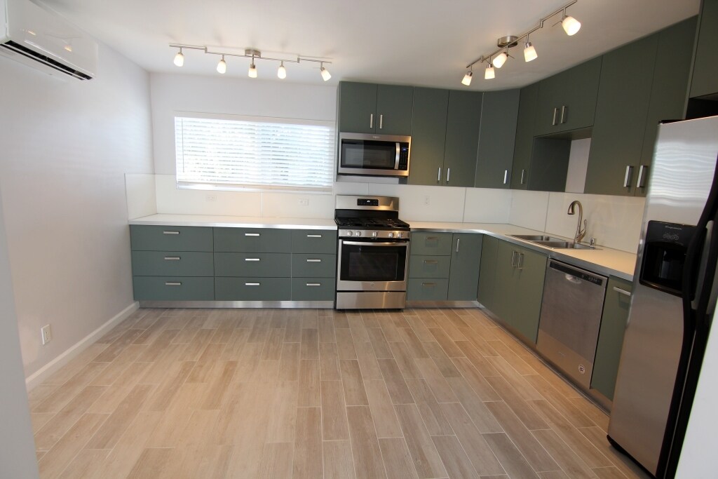 529 W MacArthur Ave in Los Angeles, CA - Building Photo