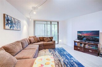 3800 N Hills Dr, Unit 307 in Hollywood, FL - Building Photo - Building Photo