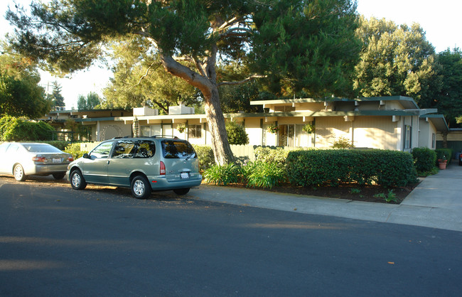 1075 Tanland Dr in Palo Alto, CA - Building Photo - Building Photo