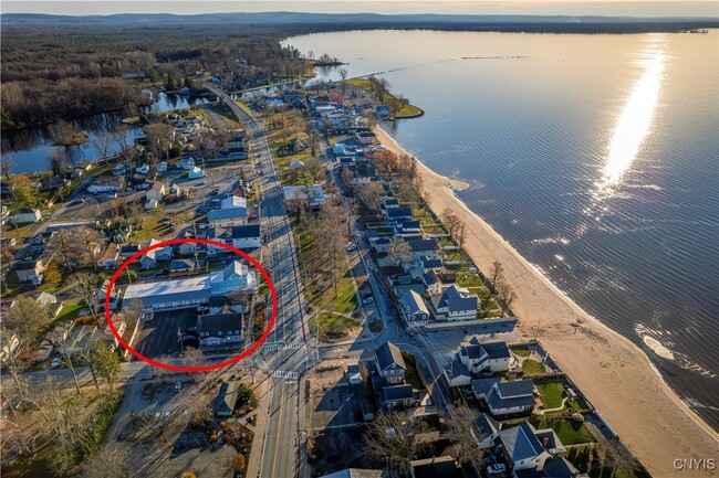 1104 Main St in Sylvan Beach, NY - Foto de edificio - Building Photo