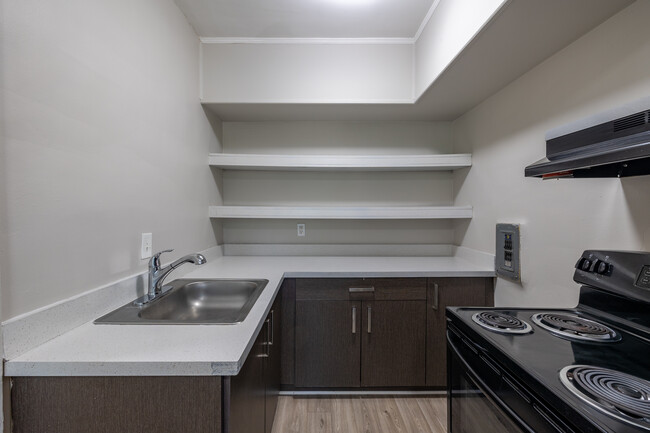 The Oakwood Manor Apartments in Dearborn, MI - Building Photo - Interior Photo