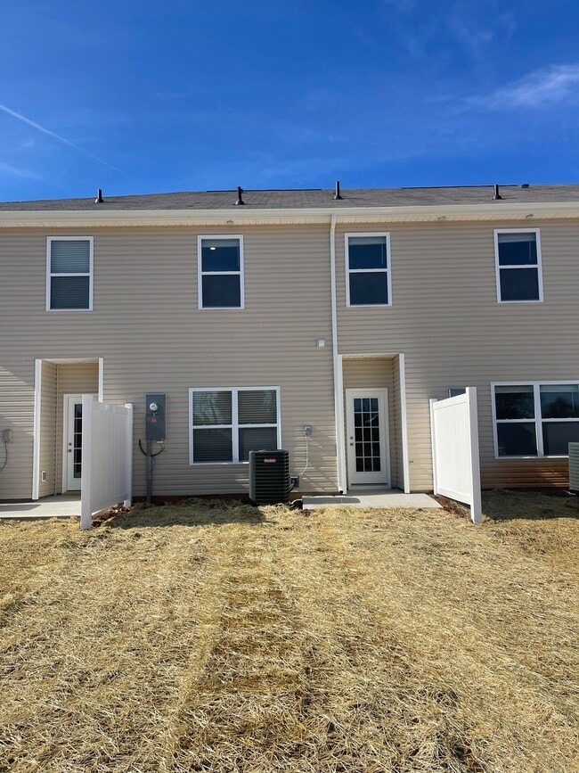 46 Moon Rock Ct in Johnson City, TN - Building Photo - Building Photo