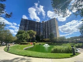2 Bay Club Dr in Queens, NY - Building Photo