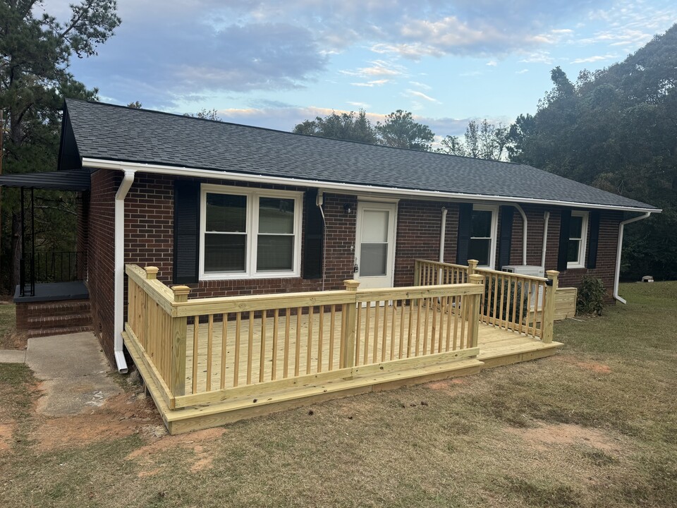 111 Bintage Rd in Greenwood, SC - Building Photo