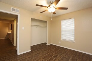 Oaks on Bandera in San Antonio, TX - Building Photo