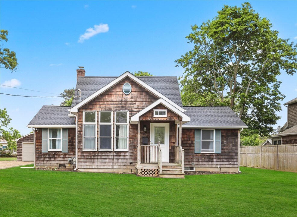 45 N Howells Point Rd in Bellport, NY - Building Photo