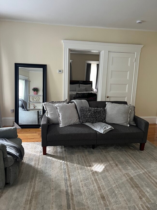 10 Pine St, Unit 1st floor right