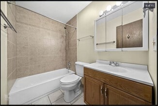 180 S Waters Edge Dr, Unit 301 in Glendale Heights, IL - Building Photo - Building Photo