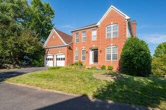 2410 Dakota Lakes Dr in Herndon, VA - Building Photo - Building Photo