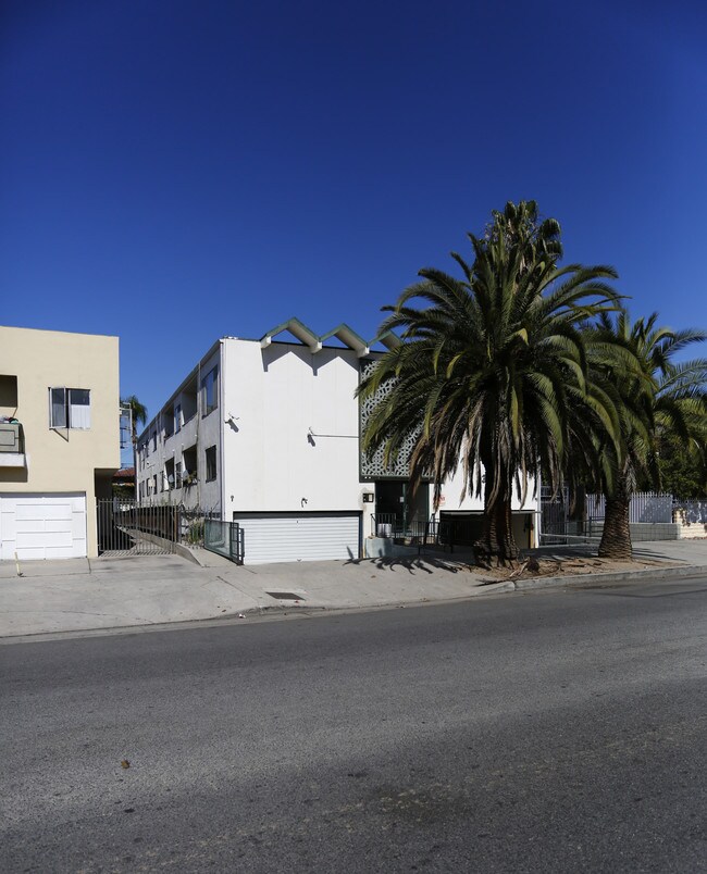 Villa Serrano Apartments in Los Angeles, CA - Building Photo - Building Photo