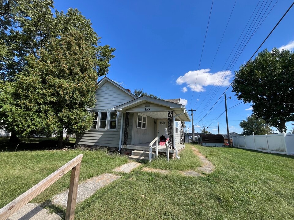 119 N 12th St in Elwood, IN - Building Photo