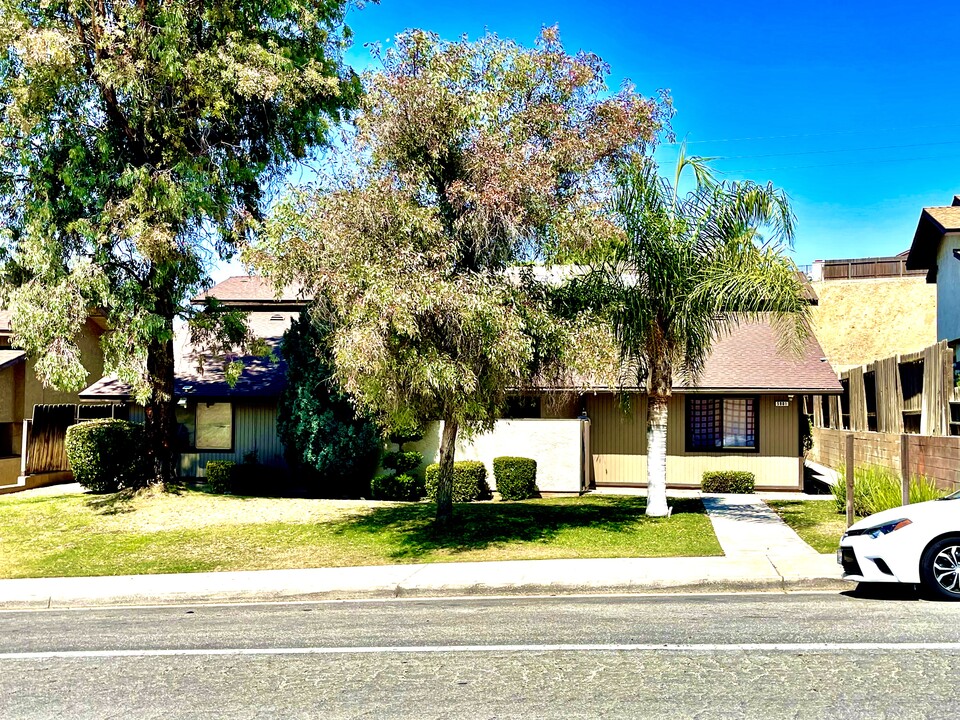 5901 Fairfax Rd in Bakersfield, CA - Building Photo