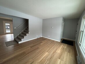 350 1st Ct in Crystal Lake, IL - Foto de edificio - Building Photo